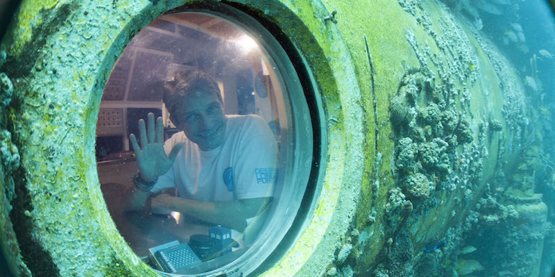 Il documentarista e attivista ambientalista Fabien Cousteau all'interno del laboratorio sottomarino Aquarius, il 24 giugno 2014 (La Presse/AP Photo/Wilfredo Lee)