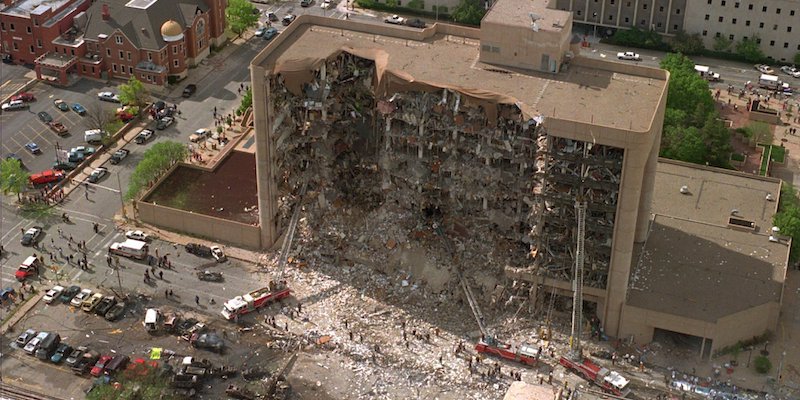 I resti del Murrah Federal Building di Oklahoma City dopo l'attentato (AP Photo)