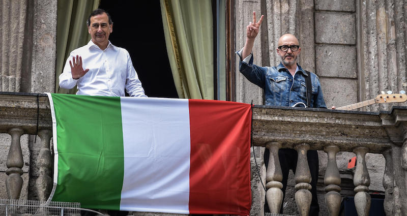 Beppe Sala e Saturnino cantano “Bella ciao” da palazzo Marino