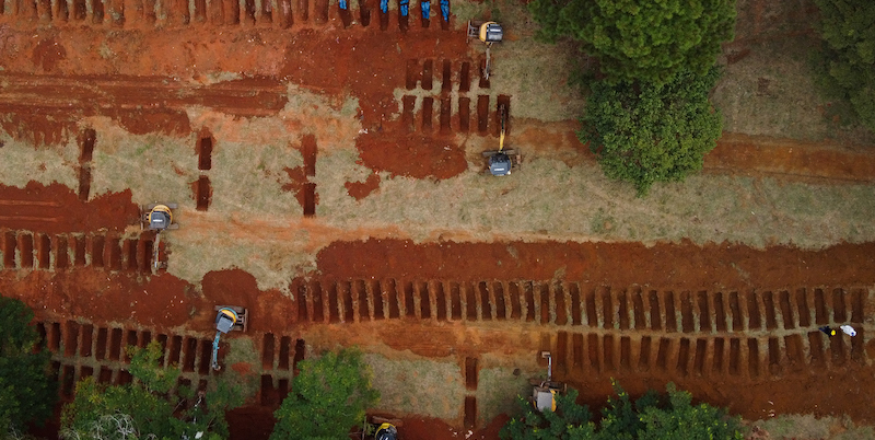 Fosse scavate nel cimitero di Vila Formosa, a San Paolo (Alexandre Schneider/Getty Images)