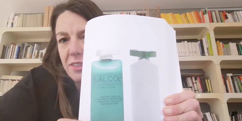 Chiara Alessi nel video in cui spiega come fu progettato il flacone del Bialcol (Twitter di Chiara Alessi)