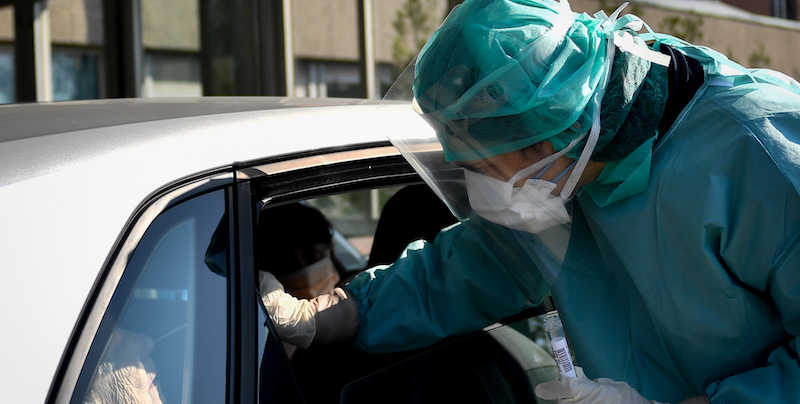 Un tampone effettuato direttamente nell'auto su pazienti dimessi dall'Ospedale Bassini di Cinisello Balsamo

(Claudio Furlan/Lapresse)