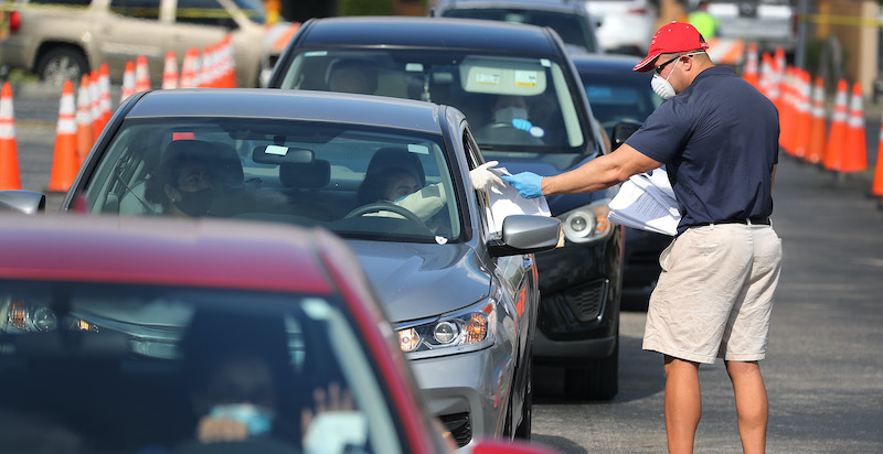  Automobilisti in fila per compilare la richiesta per ottenere il sussidio di disoccupazione, a Hialeah, Florida (Joe Raedle/Getty Images)