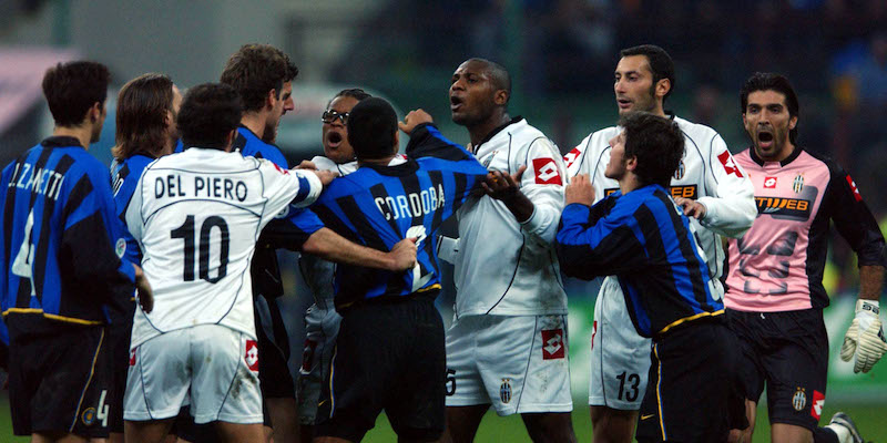 Una lite tra giocatori di Inter e Juventus nel derby d'Italia del 2002 (Grazia Neri/Getty Images)