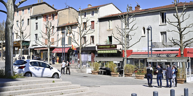 In negozi di Romans-sur-Isère, nel sud della Francia, davanti ai quali un uomo ha accoltellato una serie di persone, uccidendone due, il 4 aprile 2020
(La Presse/AP Photo)