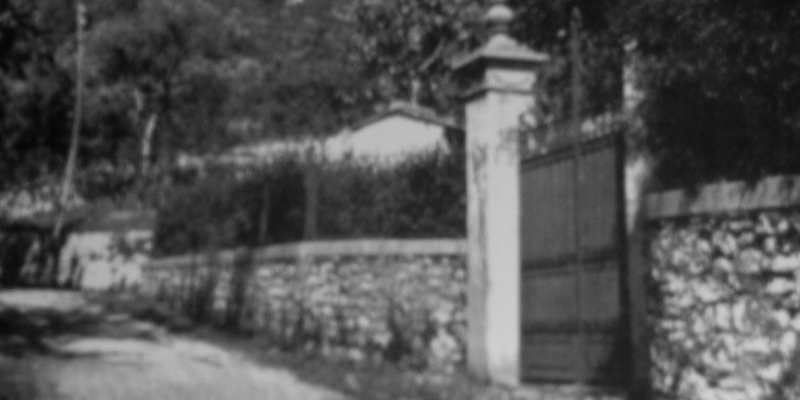 Il cancello della villa a Giulino di Mezzegra, contro il quale fu ucciso Benito Mussolini insieme a Claretta Petacci (Wikimedia Commons)