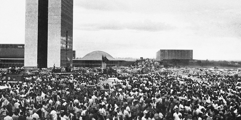 La folla in praça dos Três Poderes (piazza dei Tre Poteri) a Brasilia, il 20 aprile 1960, un giorno prima dell'inaugurazione della città come nuova capitale del Brasile (La Presse/AP Photo)