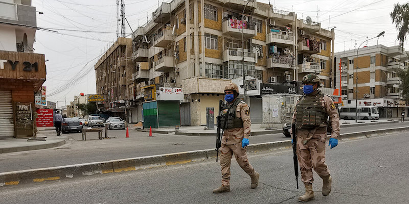 Soldati iracheni controllano che sia rispettato il coprifuoco a Baghdad, il 7 aprile 2020 (La Presse/AP Photo/Hadi Mizban)