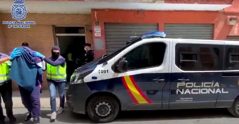 L'arresto di Abdel Majed Abdel Bary in un video diffuso dalla polizia spagnola
