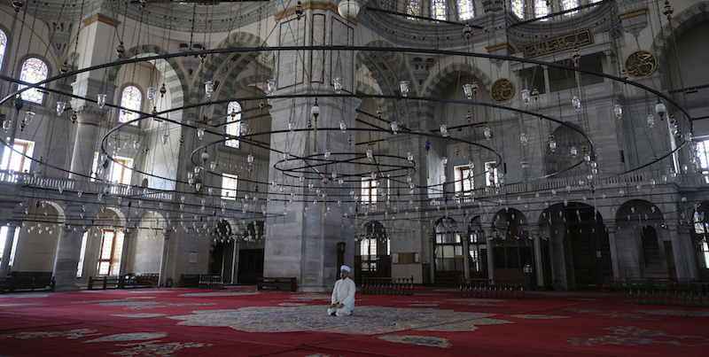 Esat Sahin, Imam della Moschea di Fatih di Istanbul, il 24 aprile (AP Photo/Emrah Gurel)