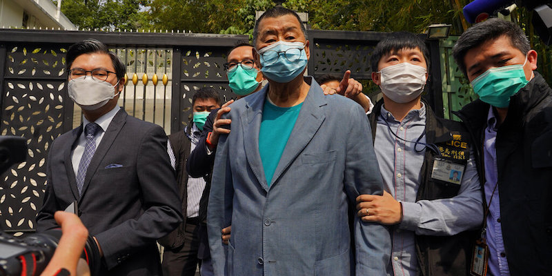 L'arresto dell'imprenditore Jimmy Lai a Hong Kong, il 18 aprile 2020 (AP Photo/Vincent Yu)
