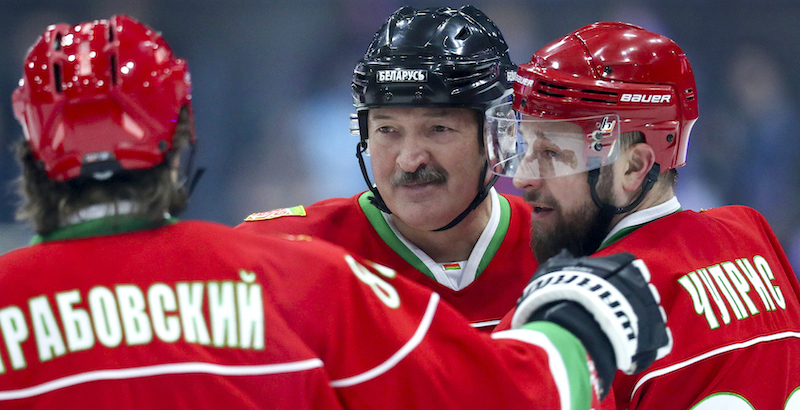 Il presidente bielorusso Lukanshenko durante una partita di hockey su ghiaccio il 28 marzo 2020 (Andrei Pokumeiko/BelTA Pool Photo via AP, File)