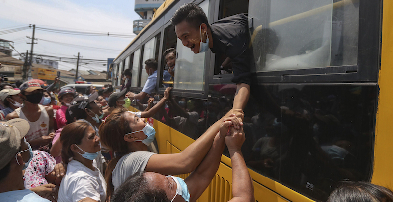 Una persona si sporge da un autobus dopo essere stata liberata dal carcere di Insein a Yangon, Myanmar, 17 aprile 2020
(AP Photo/Thein Zaw)