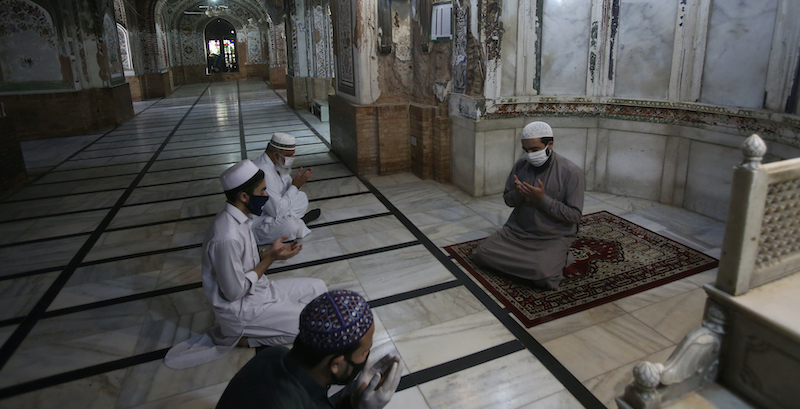 Una preghiera del venerdì a Peshawar, Pakistan, 10 aprile (AP Photo/Muhammad Sajjad)