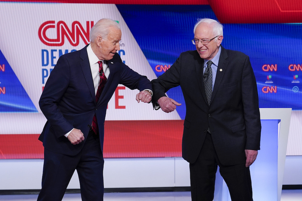 Joe Biden e Bernie Sanders si salutano prima di un confronto televisivo il 15 marzo (AP Photo/Evan Vucci)