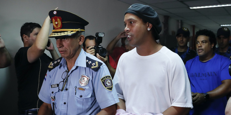 Ronaldinho è stato trasferito agli arresti domiciliari dalle autorità paraguaiane: era in carcere da un mese