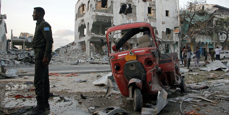 Una strada di Mogadiscio dopo un attentato di al Shabaab (AP Photo/Farah Abdi Warsameh)