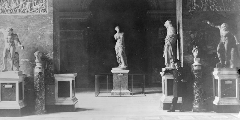 La Venere di Milo fotografata al Louvre nel 1930 (Hulton Archive/Getty Images)