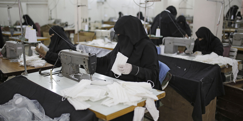 Donne yemenite al lavoro per produrre mascherine in una fabbrica tessile a Sana'a, il 17 marzo 2020 (La Presse/AP Photo/Hani Mohammed)