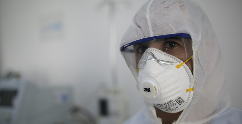 Un medico a Sana'a, in Yemen (AP Photo/Hani Mohammed)