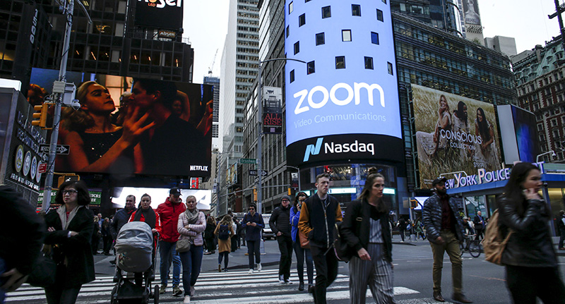 La comunicazione dell'ingresso in Borsa di Zoom, davanti agli uffici del Nasdaq a New York nel 2019 (Kena Betancur/Getty Images)