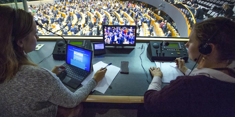 Interpreti durante la plenaria del Parlamento Europeo a Bruxelles (Parlamento Europeo / 2020)