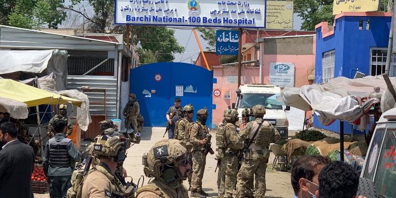 Forze di sicurezza afghane e straniere davanti all'ospedale preso d'assalto a Kabul, in Afghanistan, martedì 12 maggio 2020 (AP/Rahmat Gul)