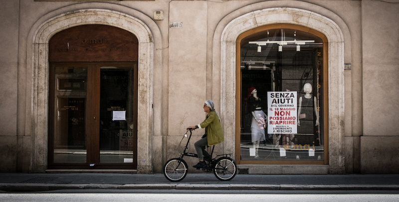 Un negozio con un cartello che protesta per gli insufficienti aiuti dallo Stato a Roma, venerdì 15 maggio. (Andrea Ronchini/Pacific Press via ZUMA Wire)