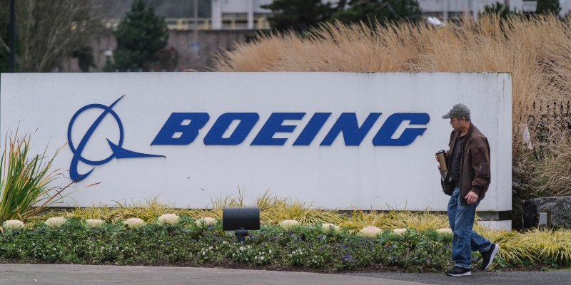Un lavoratore lascia la fabbrica del Boeing 737 il 16 dicembre 2019 a Renton, Washington (Stephen Brashear/Getty Images)