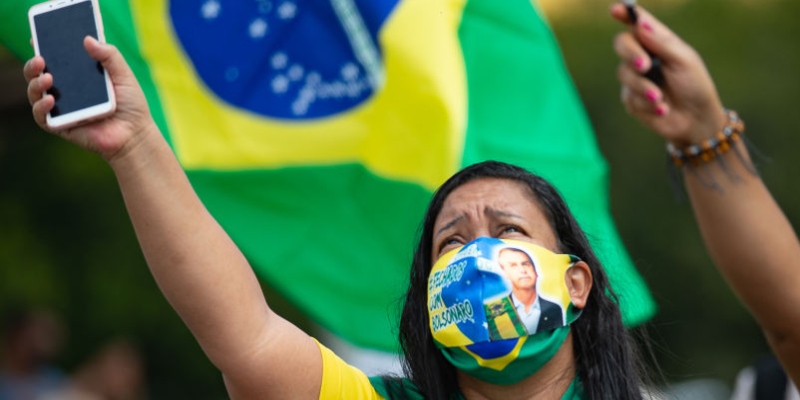 Sostenitori del presidente brasiliano Bolsonaro durante una manifestazione di sostegno al governo. Brasilia, 24 maggio 2020 (Andressa Anholete/Getty Images)