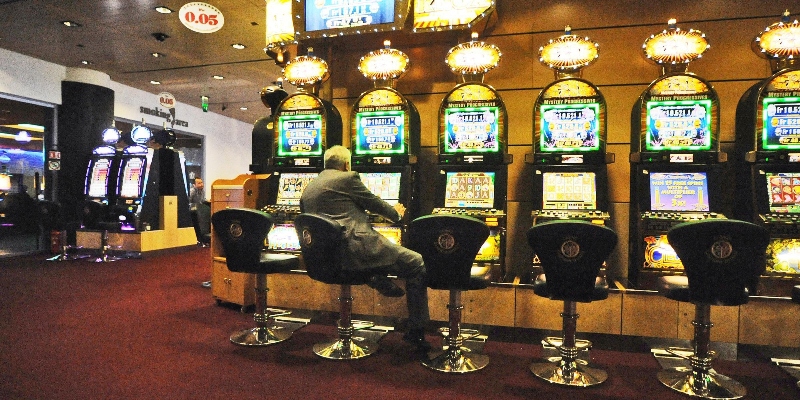 Una persona gioca alle slot machine all'interno del Casinò di Campione d'Italia (Como), 27 luglio 2018 (ANSA/FABRIZIO CUSA)