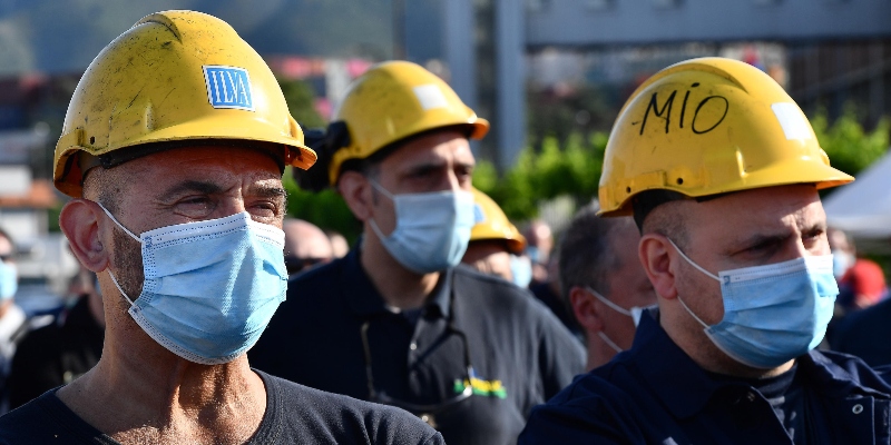 Lavoratori dell'Arcelor Mittsal in cassa integrazione protestano davanti allo stabilimento genovese delle acciaierie. 21 Maggio 2020 (ANSA/LUCA ZENNARO)