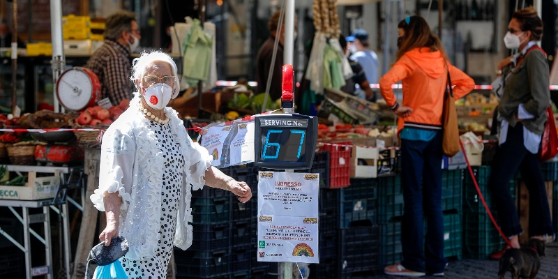 Persone con maschere protettive al mercato di Piazza Campo de' Fiori a Roma, il 7 maggio 2020 (ANSA/RICCARDO ANTIMIANI)