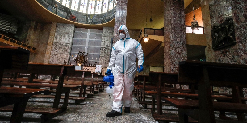 Un militare, indossando indumenti protettivi, disinfetta la Basilica Don Bosco a Roma, in Italia, il 13 maggio 2020 ANSA/GIUSEPPE LAMI