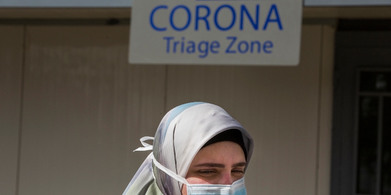 Un'infermiera davanti al Saint George Hospital di Beirut, in Libano, il 31 marzo 2020 (Daniel Carde/Getty Images)