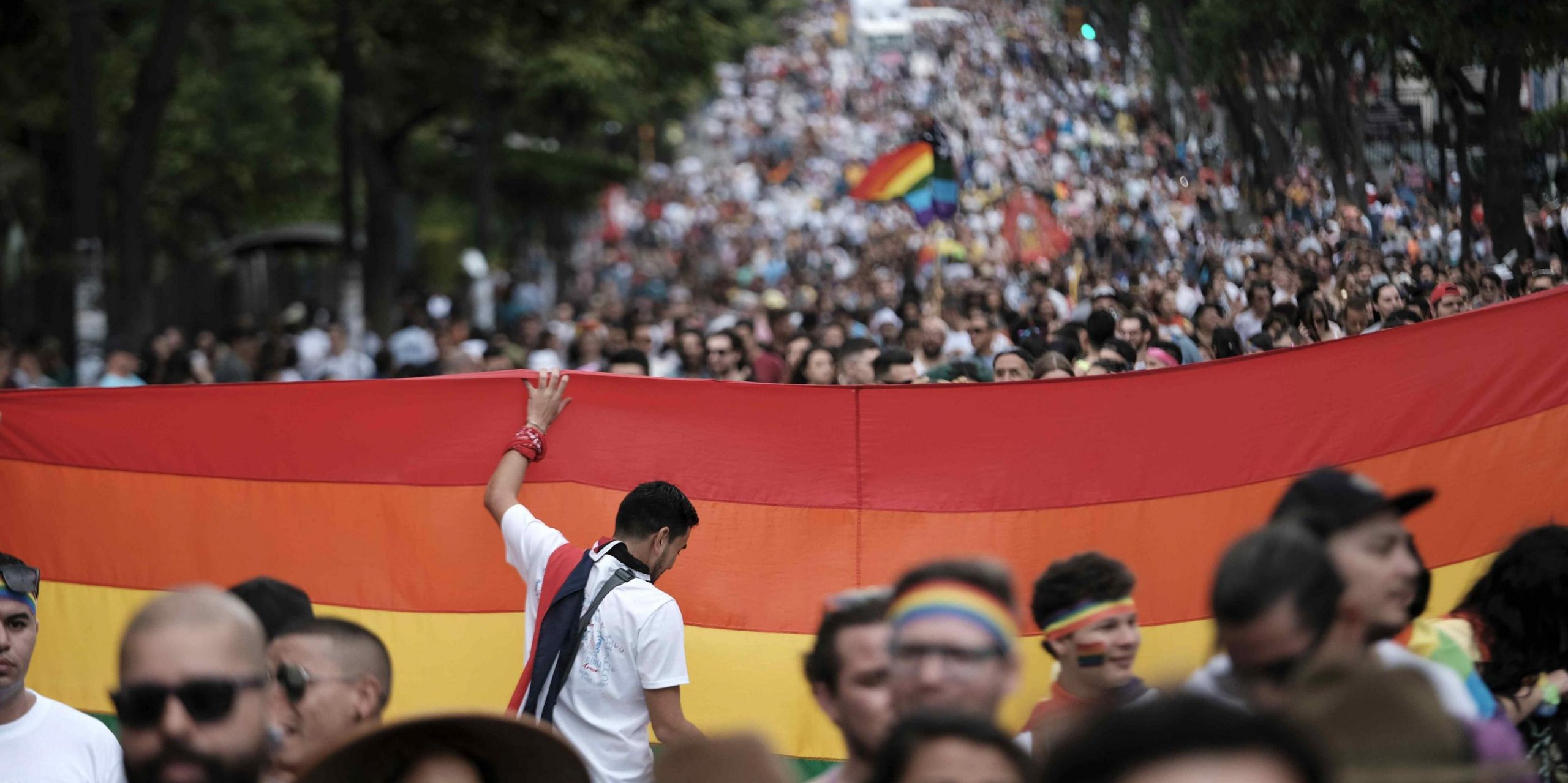 Migliaia di persone partecipano alla Marcia della diversità per chiedere rispetto, uguaglianza e garanzia dei diritti umani della popolazione LGBTQ, a San Jose, in Costa Rica, il 1 ° luglio 2018 (EPA/JEFFREY ARGUEDAS)