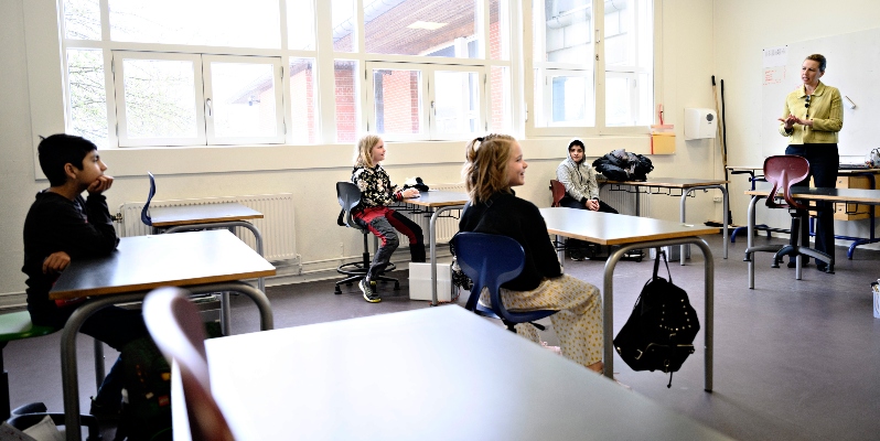 Il primo ministro danese Mette Frederiksen parla agli alunni alla riapertura delle scuola a Copenaghen, il 15 aprile 2020 (AP/ Philip Davali / Ritzau Scanpix)