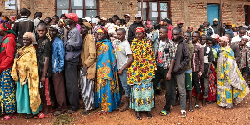 Burundesi in fila per votare alle elezioni presidenziali, a Giheta, provincia di Gitega, Burundi, mercoledì 20 maggio 2020 (AP/Berthier Mugiraneza)