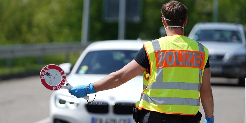 
Un agente della polizia di frontiera tedesca ferma le auto a un checkpoint della strada D87 al confine tedesco-francese, l'8 maggio 2020 vicino a Rastatt, in Germania (Thomas Niedermueller/Getty Images)