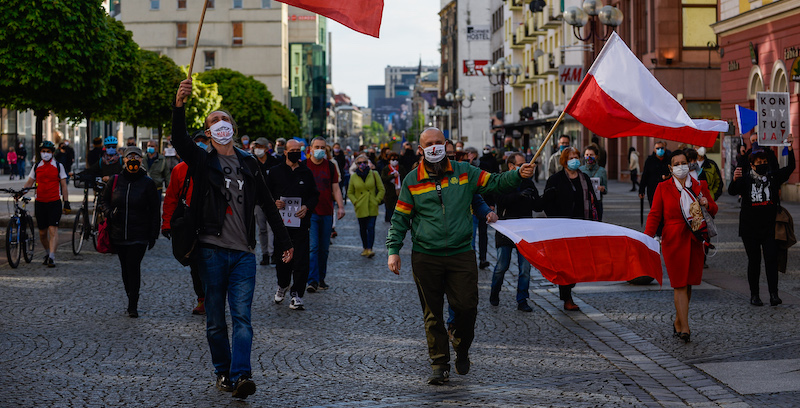 Una manifestazione antigovernativa a Breslavia per chiedere il rinvio delle elezioni. (Omar Marques/Getty Images)