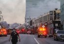 Almeno 11 vigili del fuoco sono rimasti feriti in un’esplosione in centro a Los Angeles