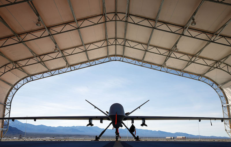 Un drone dell'esercito americano in un hangar in Nevada. (Isaac Brekken/Getty Images)