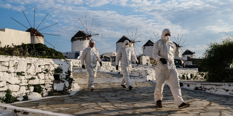 Personale sanitario nel quartiere della Piccola Venezia a Mykonos, in Grecia, il 25 maggio 2020 (Byron Smith/Getty Images)