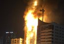 Negli Emirati Arabi Uniti c'è stato un grosso incendio in un grattacielo di 48 piani