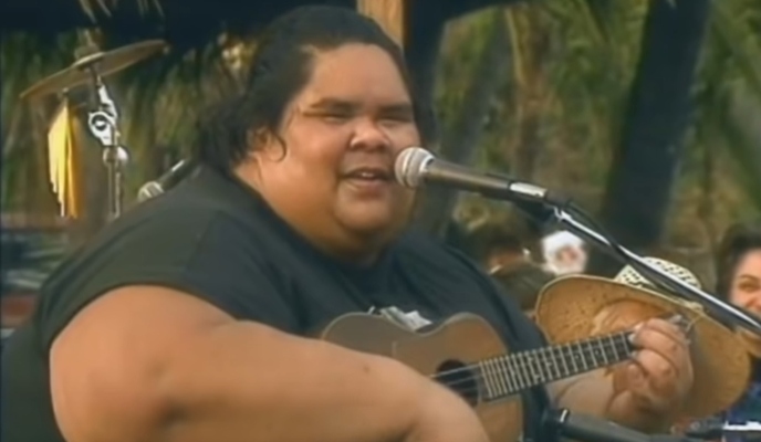 Israel Kamakawiwo'ole nel video originale di "Somewhere over the Rainbow" (Youtube)