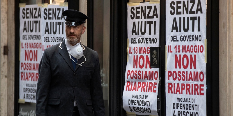 I manifesti con la richiesta di aiuti al Governo esposti sulle vetrine dei negozi nel centro di Roma, 13 maggio 2020 (ANSA/MASSIMO PERCOSSI)