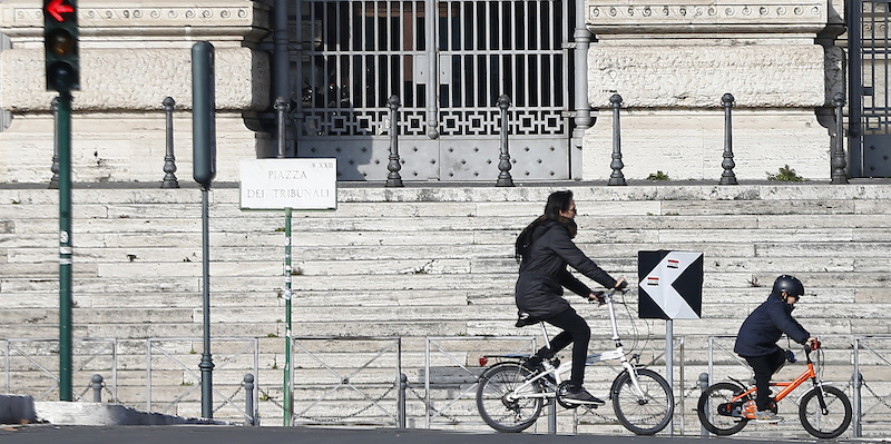 Il governo ha cambiato il codice della strada per favorire le bici