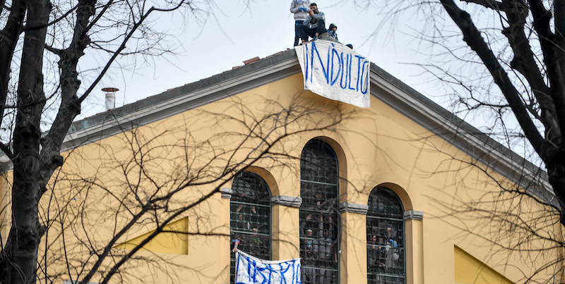 La protesta a San Vittore, a Milano, l'8 marzo 2020. (Claudio Furlan/LaPresse)