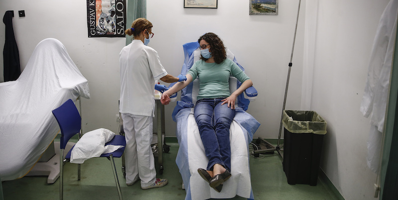 Una paziente si sottopone al test sierologico a Roma. (Cecilia Fabiano/ LaPresse)
