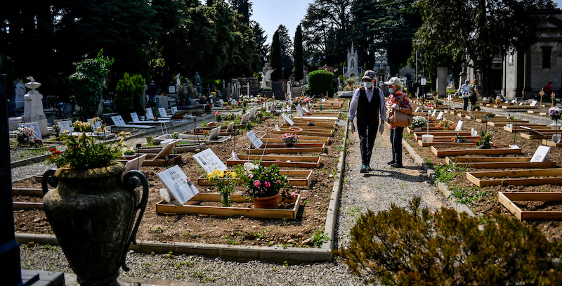 Il cimitero monumentale di Bergamo (Claudio Furlan/LaPresse)